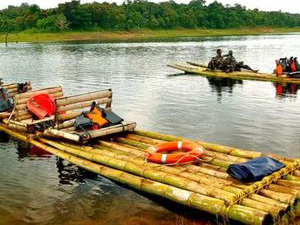Bamboo raft carrying visitors across Periyar Lake