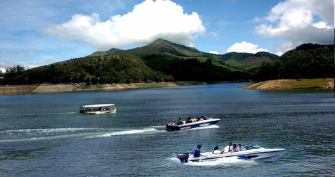 Backwaters and greenery on the Best Kerala Experience tour